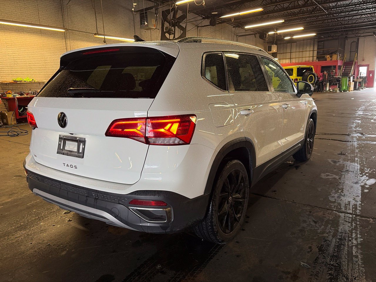 Used 2024 Volkswagen Taos SE FWD image 4