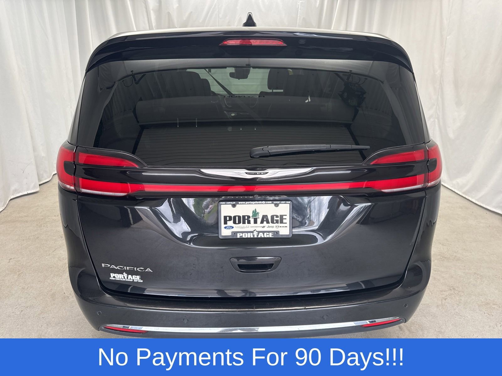 Used 2023 Chrysler Pacifica Touring-L FWD image 4