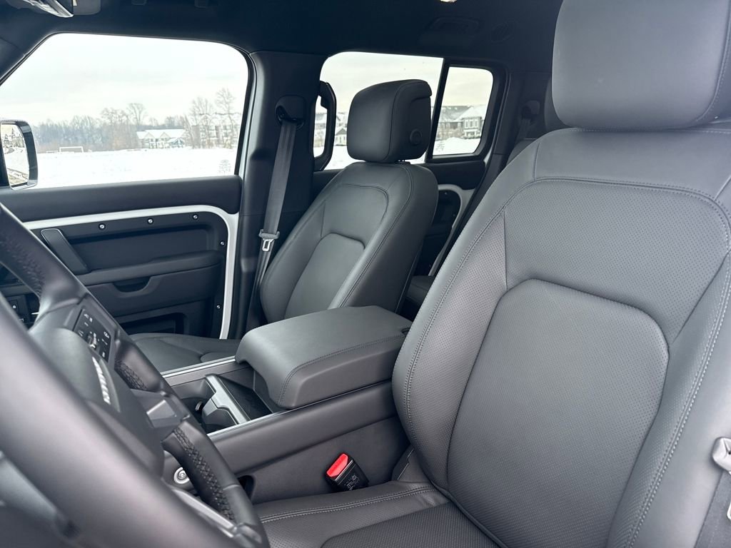 New 2025 Land Rover Defender 130 X-Dynamic SE image 9