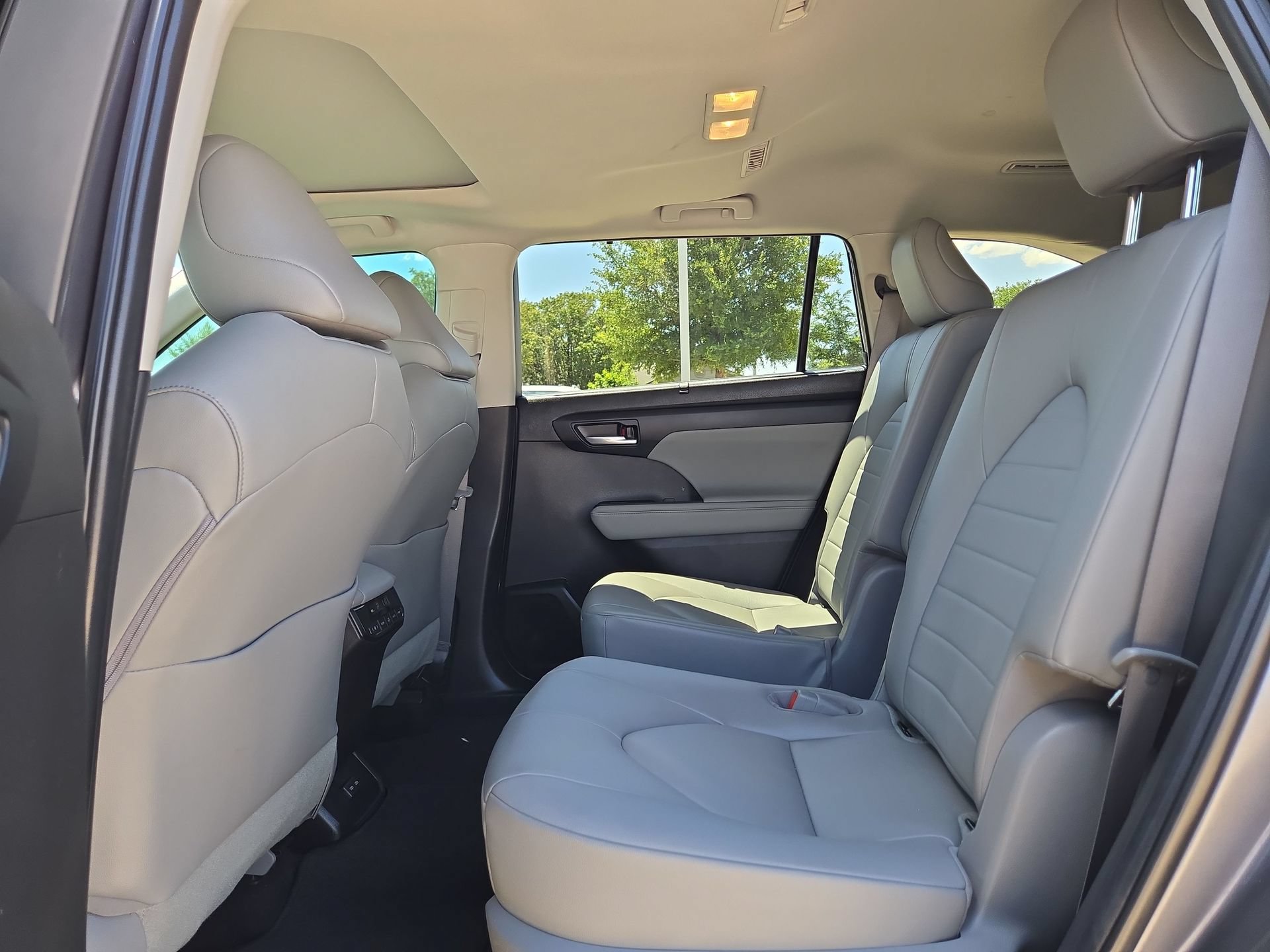 Used 2023 Toyota Highlander XLE AWD/4WD image 13