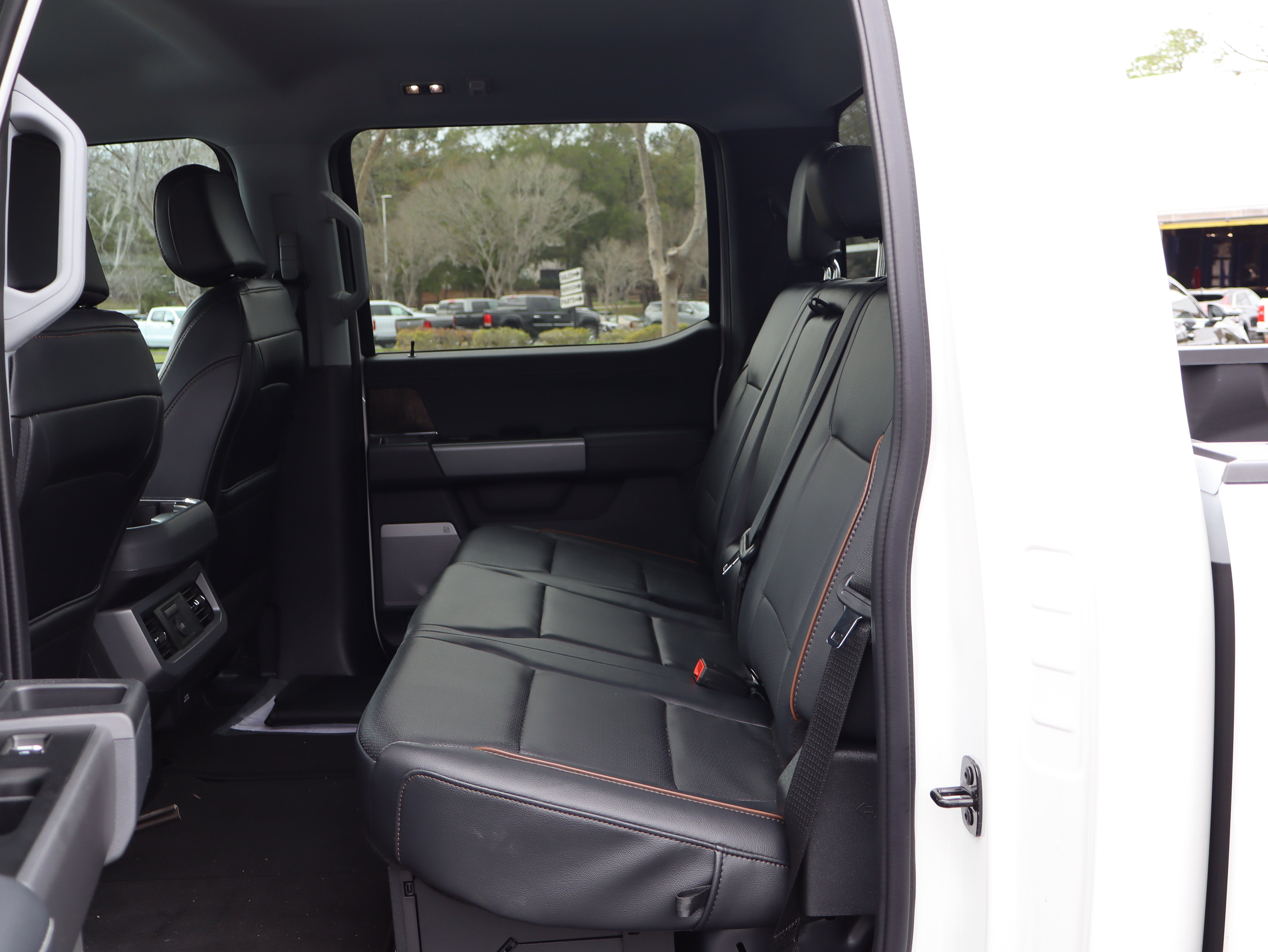 Used 2025 Ford F350 Lariat w/ Black Appearance Package image 38