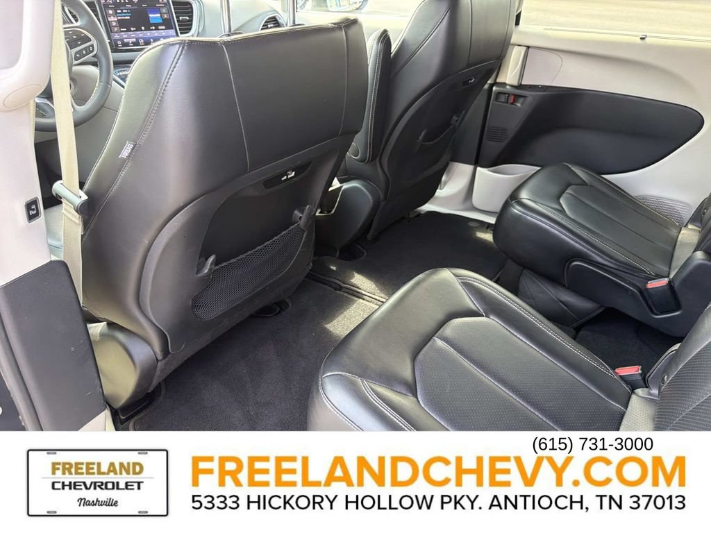 Used 2023 Chrysler Pacifica Touring-L FWD image 17