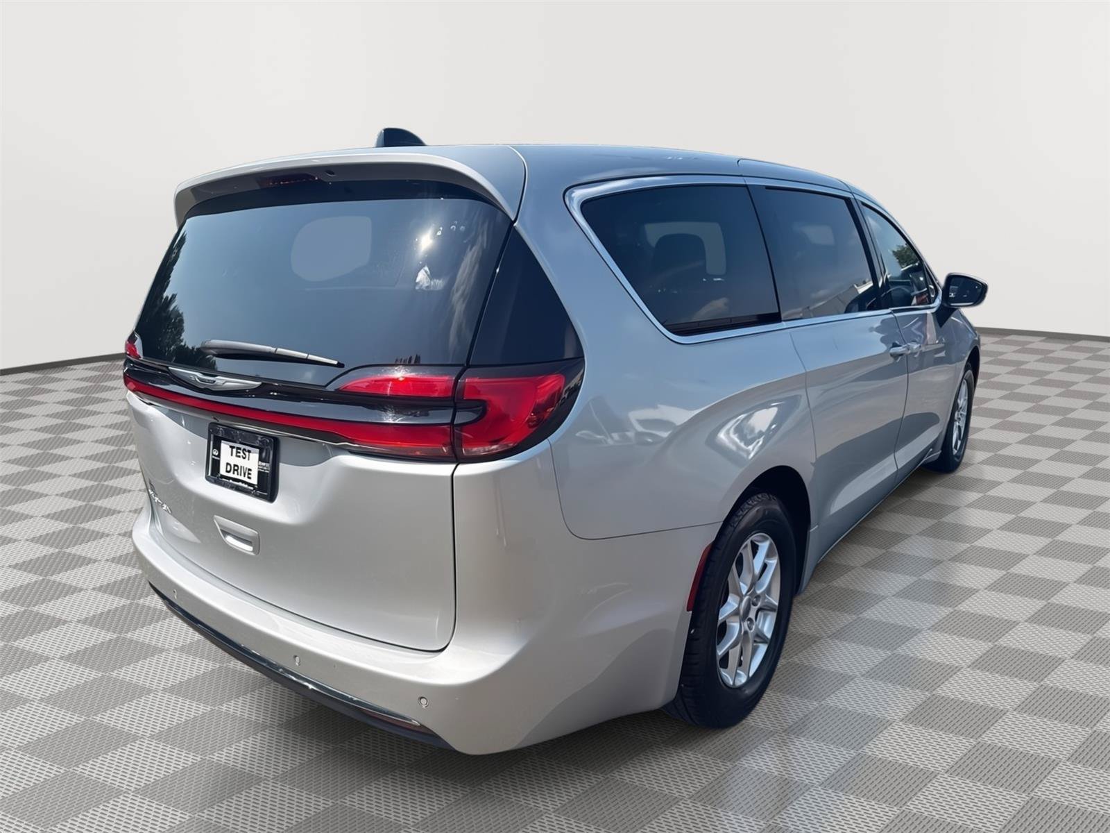 Used 2023 Chrysler Pacifica Touring-L FWD image 6