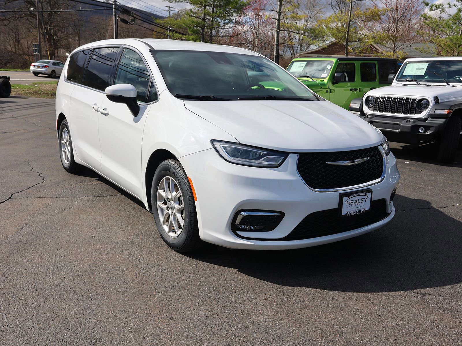 Used 2023 Chrysler Pacifica Touring-L image 1