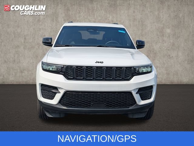 Used 2025 Jeep Grand Cherokee Altitude AWD/4WD image 3