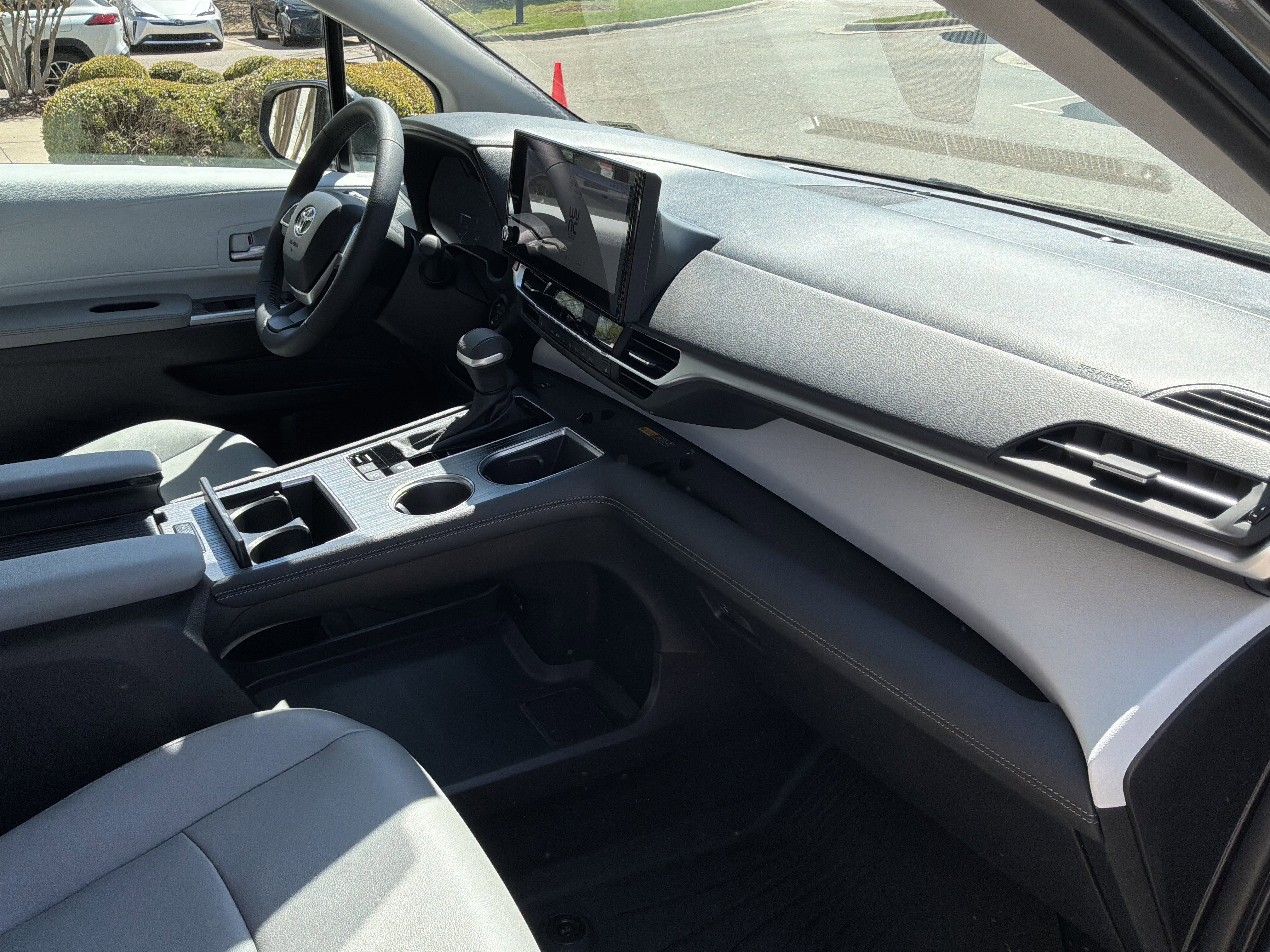 Used 2025 Toyota Sienna XLE image 35