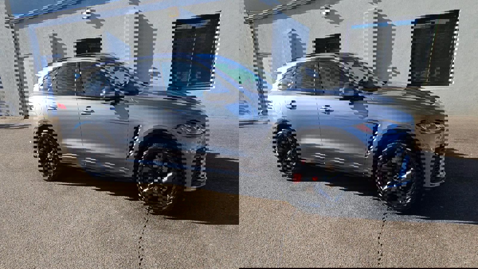 Used 2023 Jaguar F-PACE SVR image 9