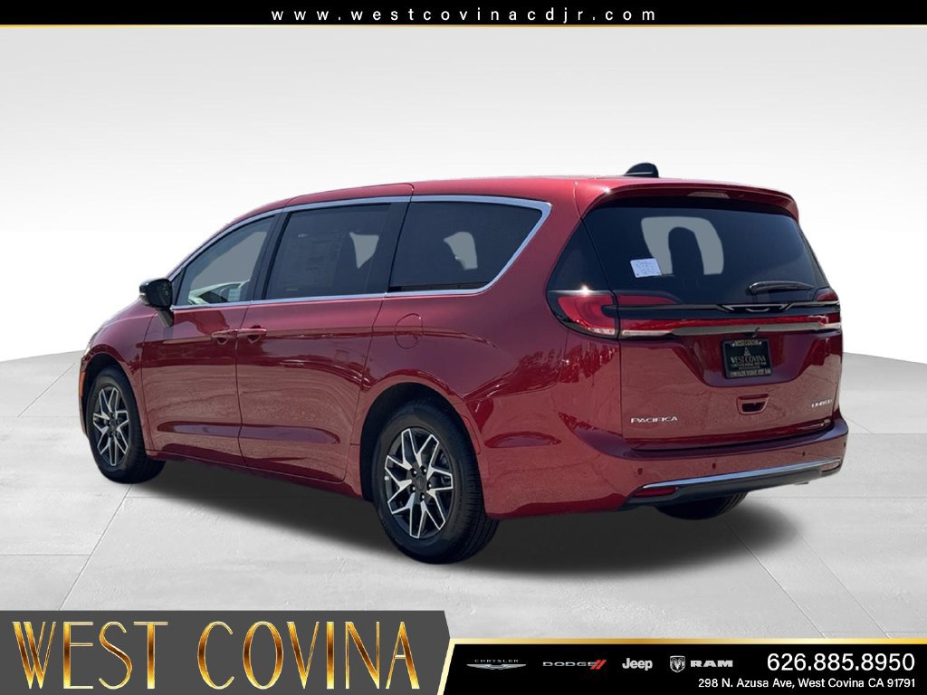 New 2027 Chrysler Pacifica Limited FWD image 8