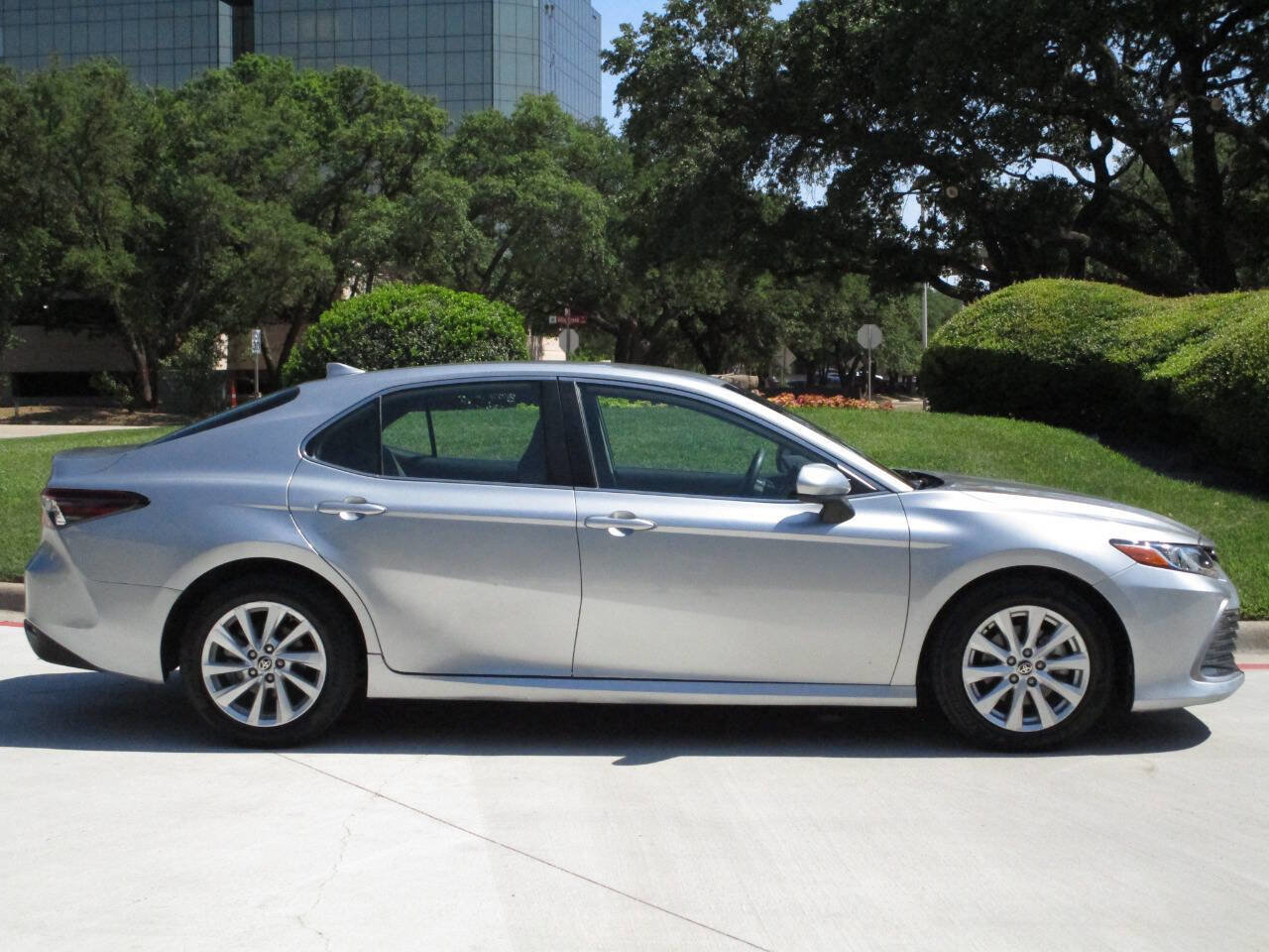 Used 2023 Toyota Camry LE FWD image 3