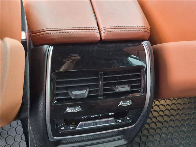 Used 2025 BMW X7 M60i AWD/4WD image 16