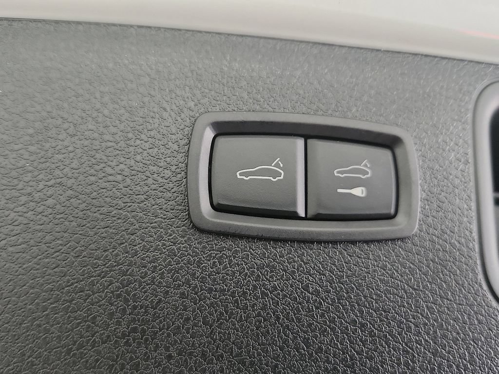 Certified 2026 Porsche Macan AWD/4WD image 30