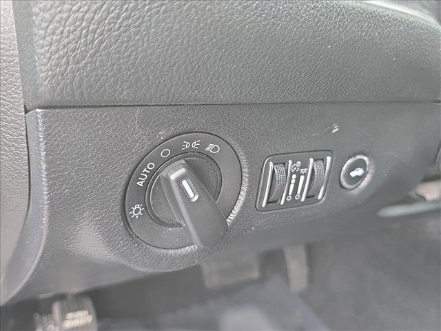 Used 2019 Dodge Challenger SXT RWD image 9