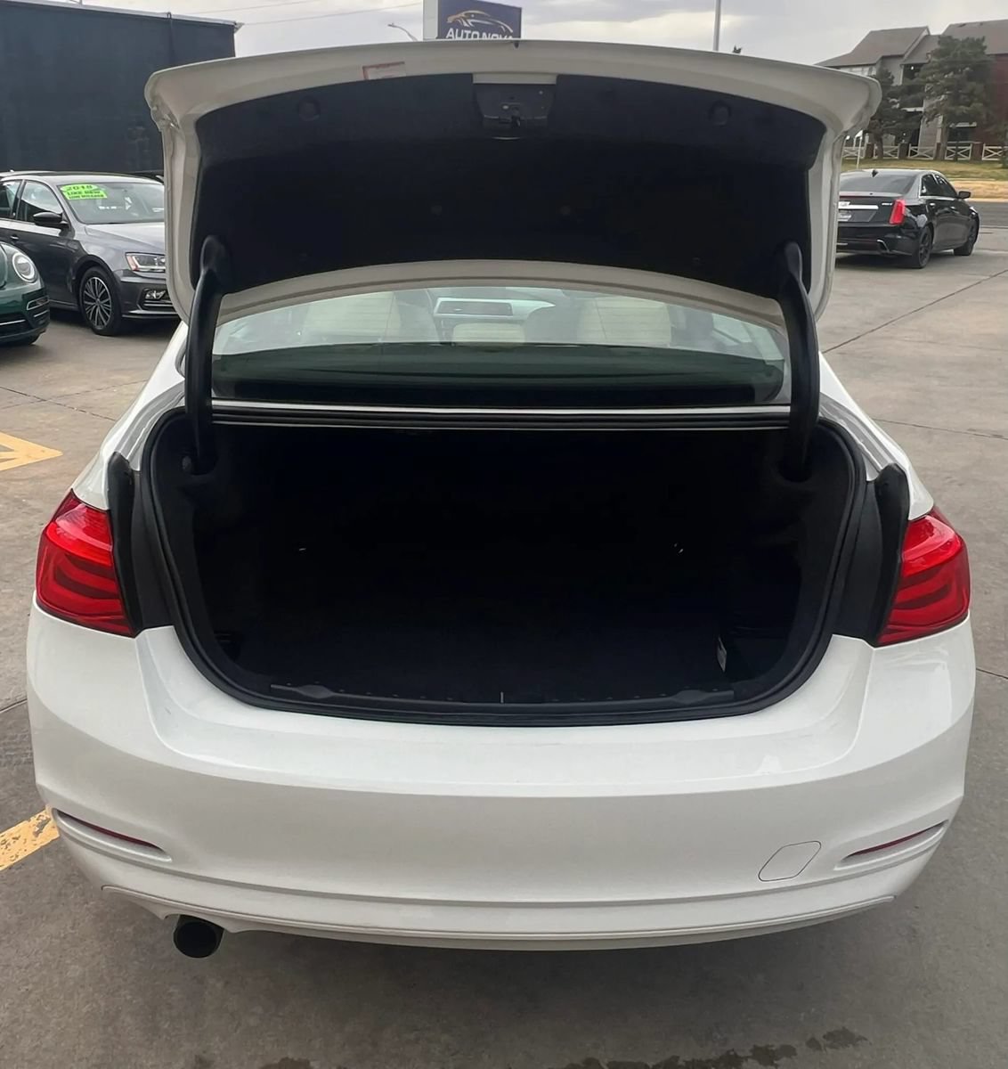 Used 2018 BMW 320i xDrive Sedan AWD/4WD image 12