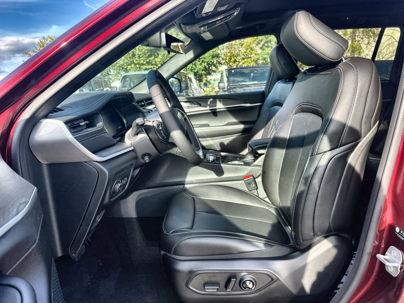 New 2025 Jeep Grand Cherokee Limited w/ Luxury Tech Group II image 13