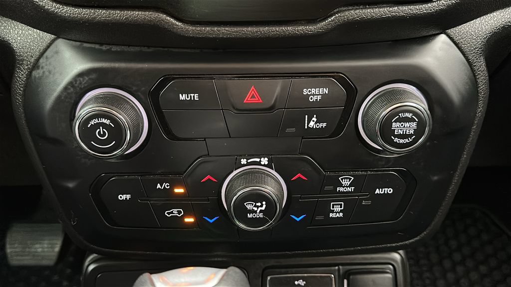 Used 2021 Jeep Renegade Latitude w/ Convenience Group AWD/4WD image 26