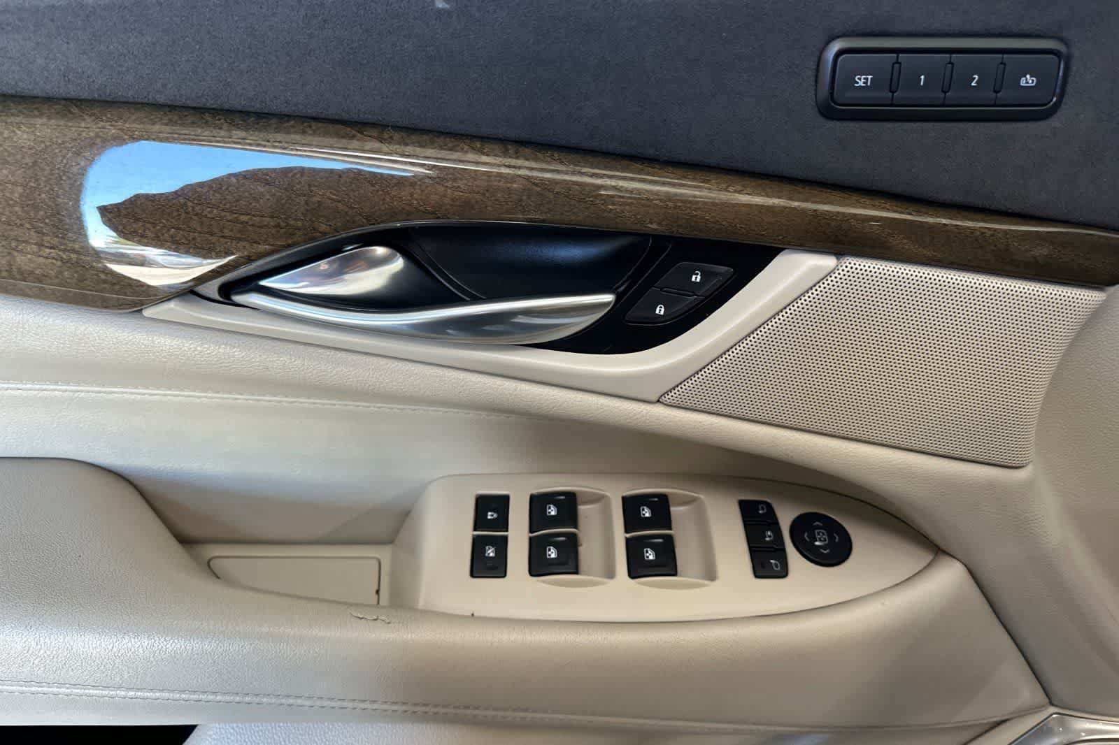 Used 2020 Cadillac Escalade Luxury AWD/4WD image 13