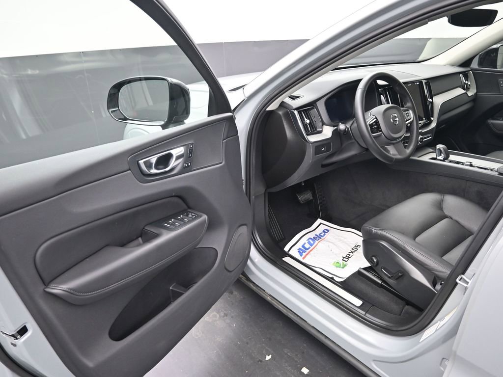 Used 2025 Volvo XC60 B5 Plus image 10