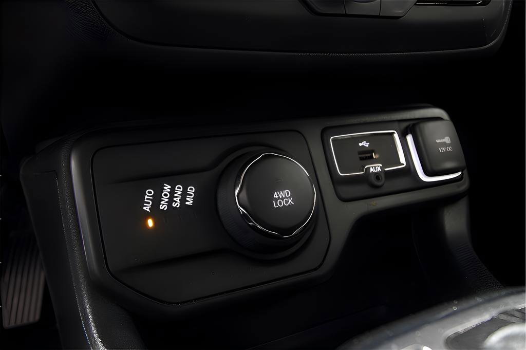 Used 2018 Jeep Renegade Latitude w/ Safety & Security Group AWD/4WD image 16