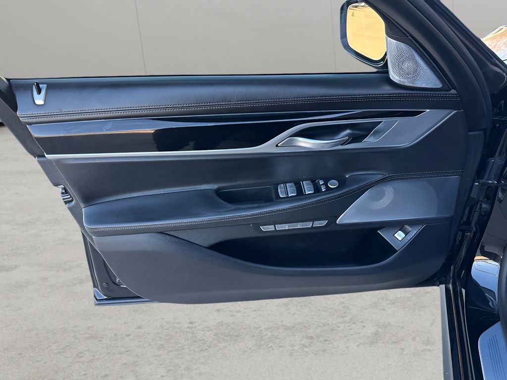 Used 2018 BMW M760i xDrive image 9