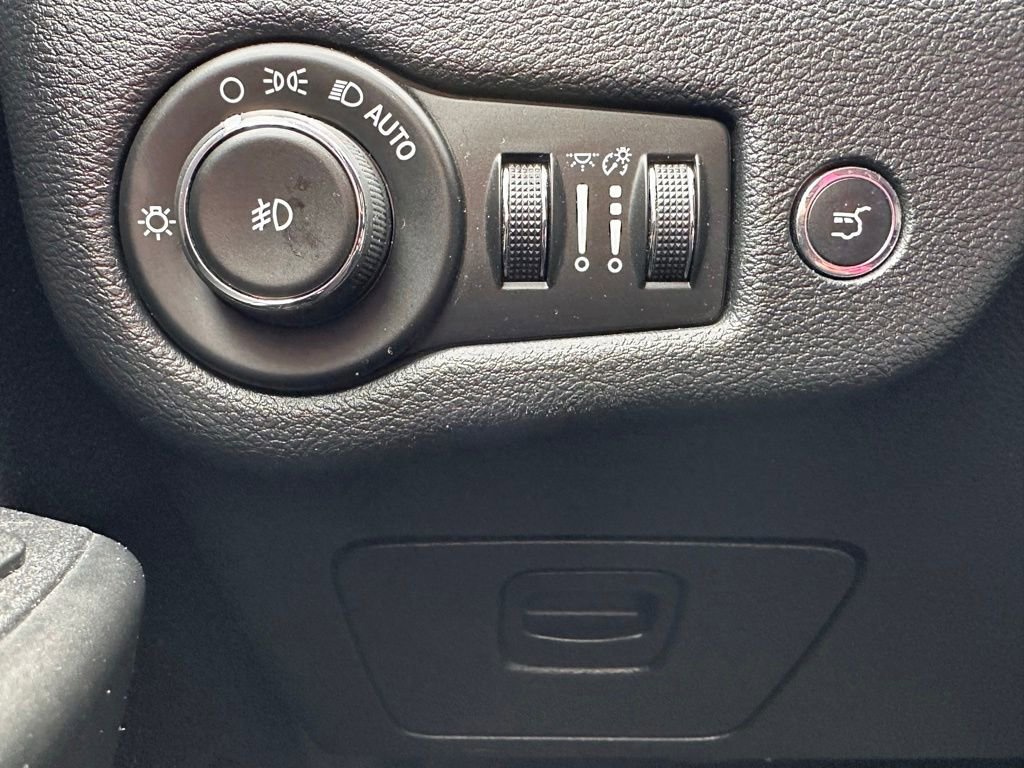 Used 2019 Jeep Cherokee Trailhawk AWD/4WD image 24