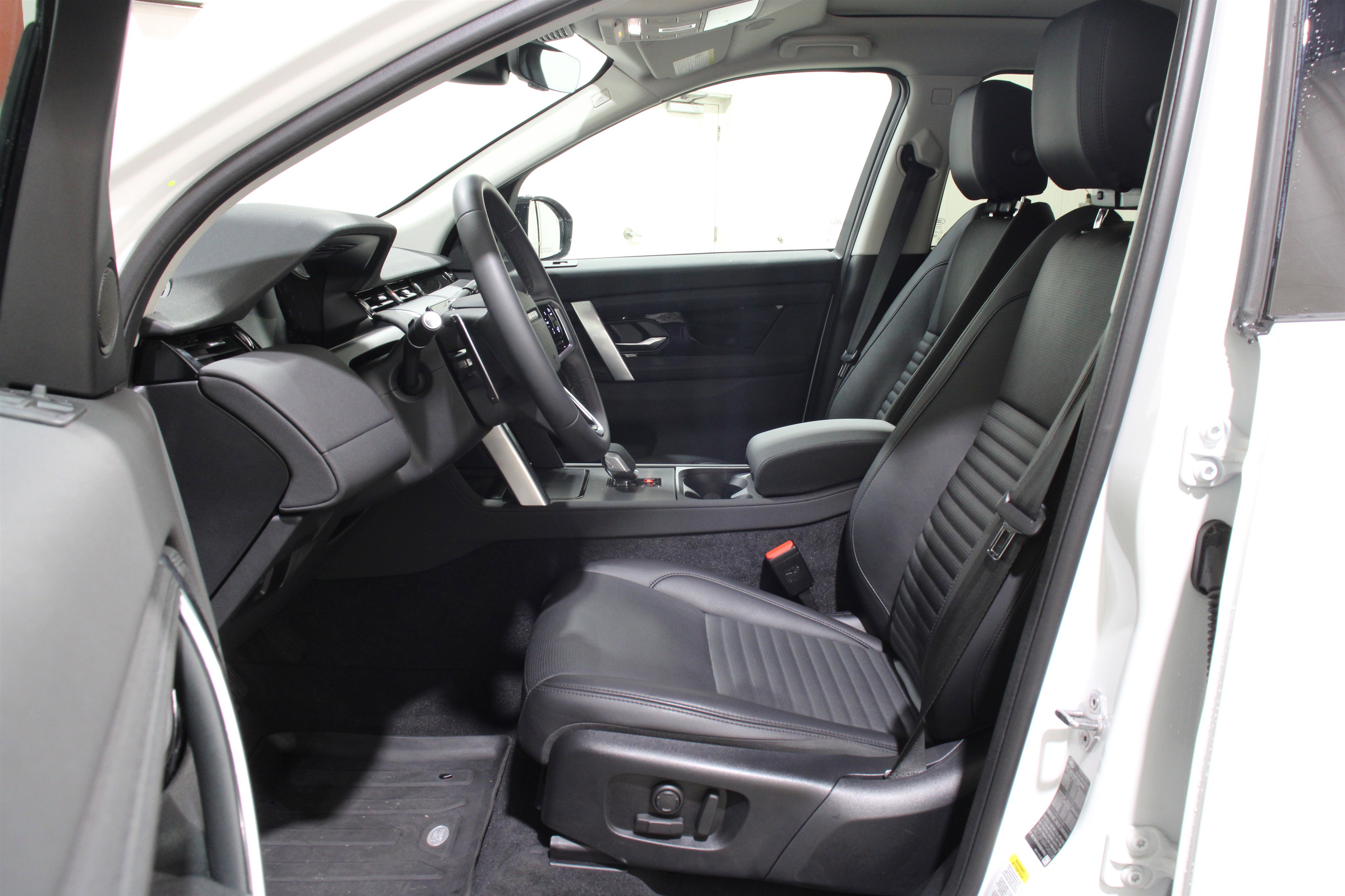 Used 2024 Land Rover Discovery Sport S image 3