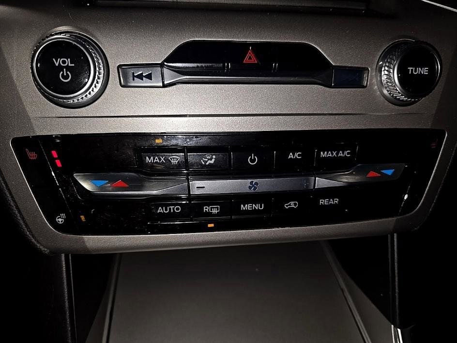 Used 2022 Ford Explorer XLT w/ Equipment Group 202A image 20