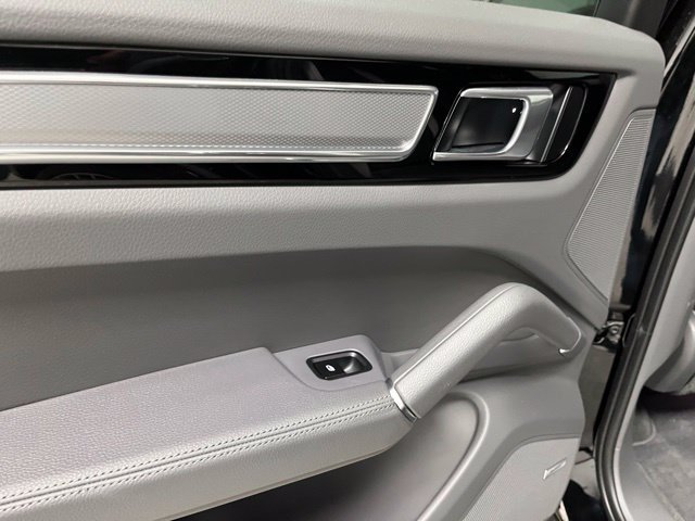 Used 2022 Porsche Cayenne Platinum Edition AWD/4WD image 45