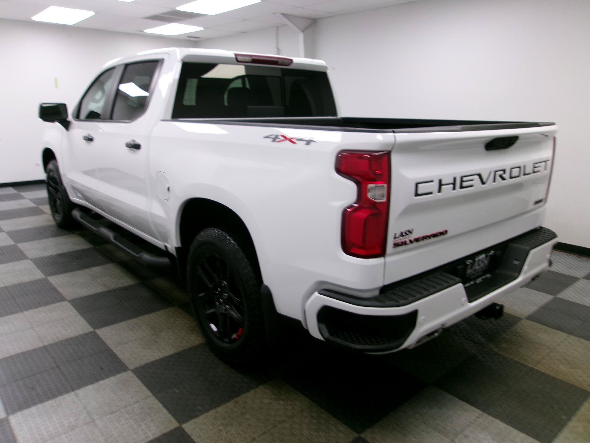 Used 2023 Chevrolet Silverado 1500 RST w/ Redline Edition AWD/4WD image 2
