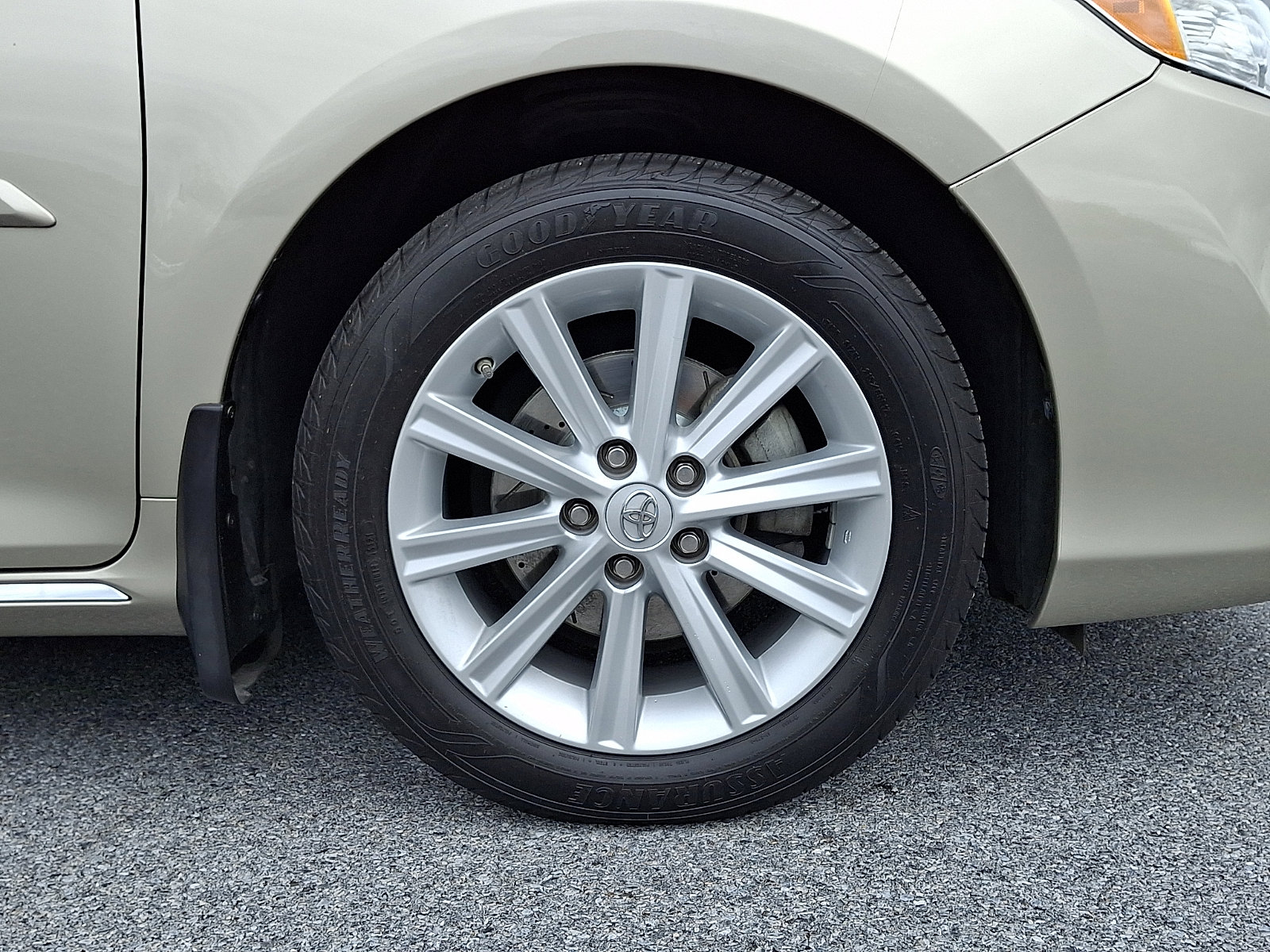 Used 2014 Toyota Camry XLE w/ Leather Package FWD image 9