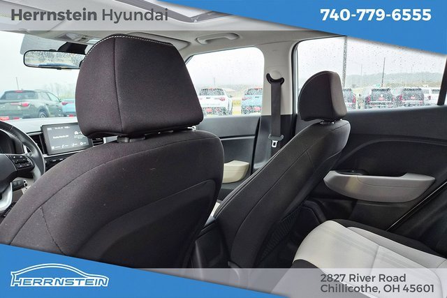 Used 2023 Hyundai Venue SEL image 23