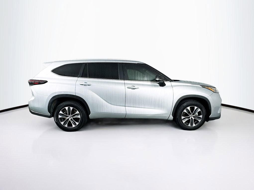 Used 2023 Toyota Highlander XLE image 11