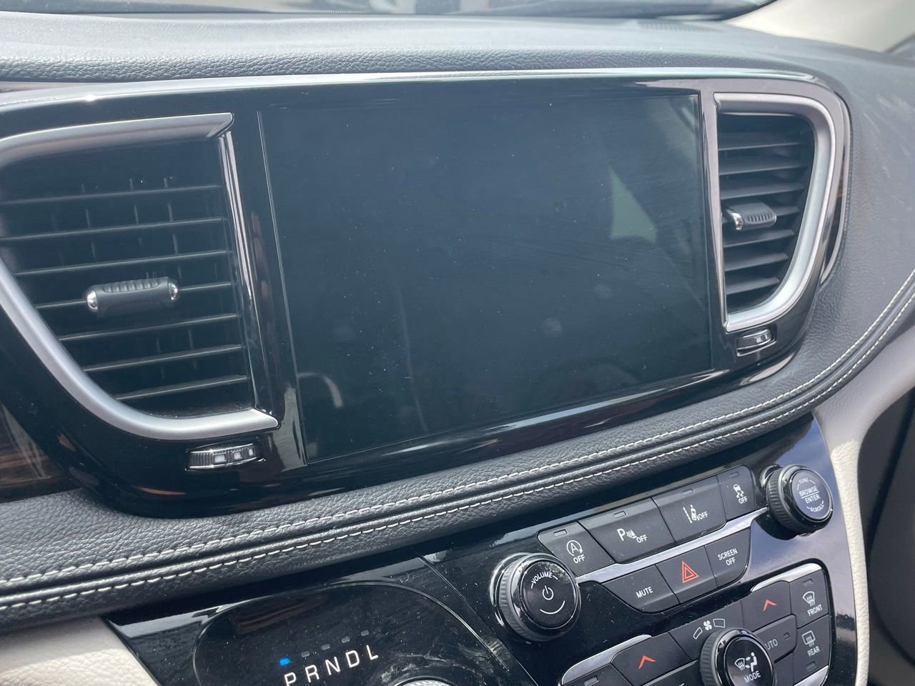 Used 2024 Chrysler Pacifica Limited FWD image 10