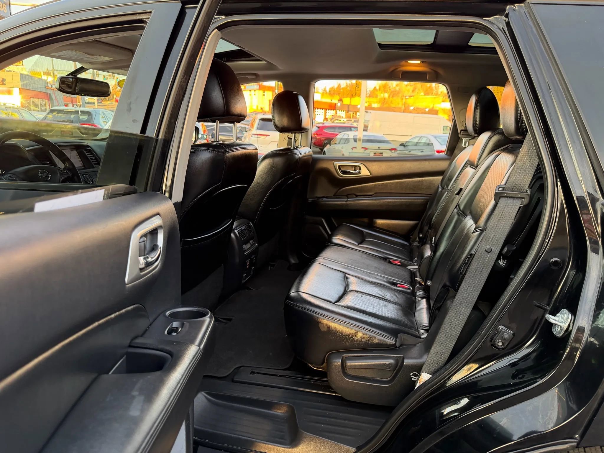 Used 2018 Nissan Pathfinder Platinum w/ Cargo Package image 16