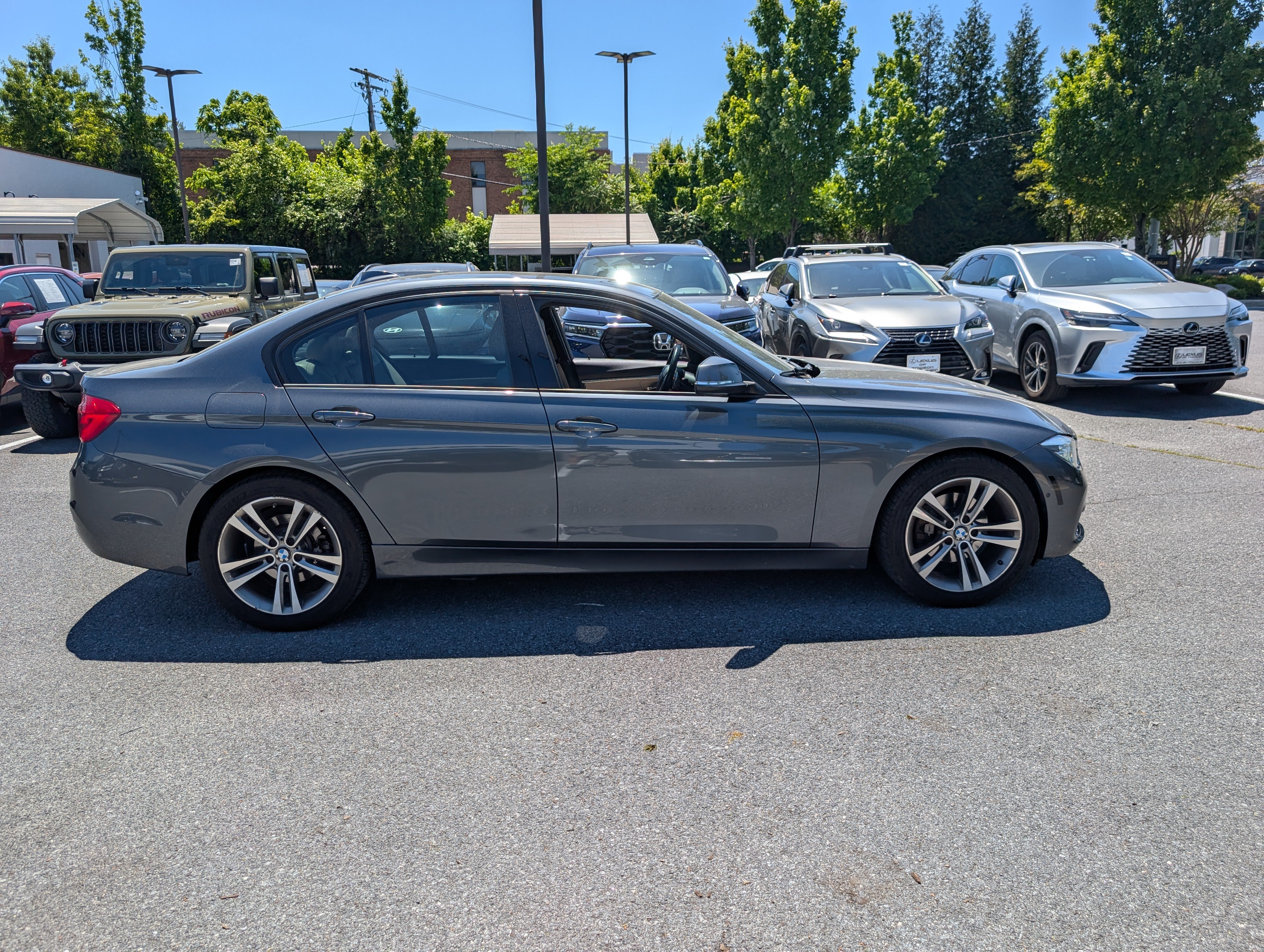 Used 2016 BMW 328i xDrive Sedan AWD/4WD image 2
