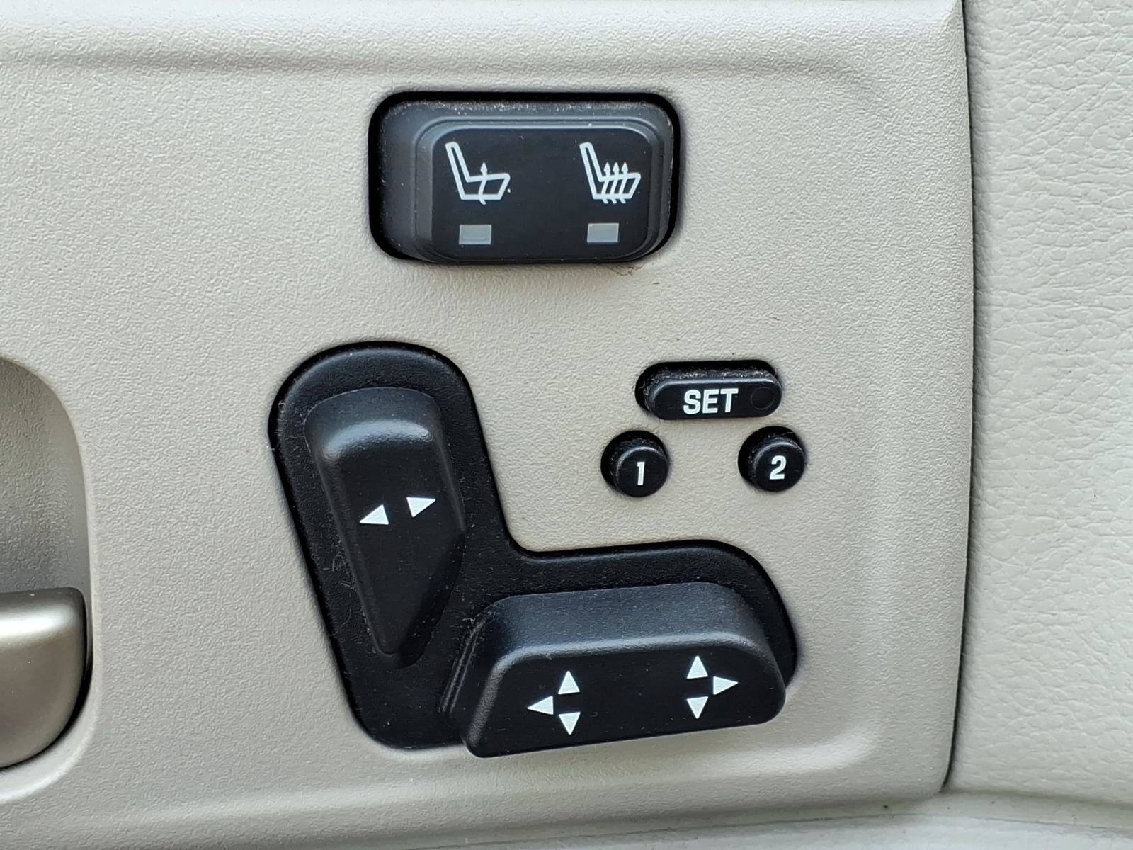 Used 2004 Lincoln Town Car Ultimate RWD image 9