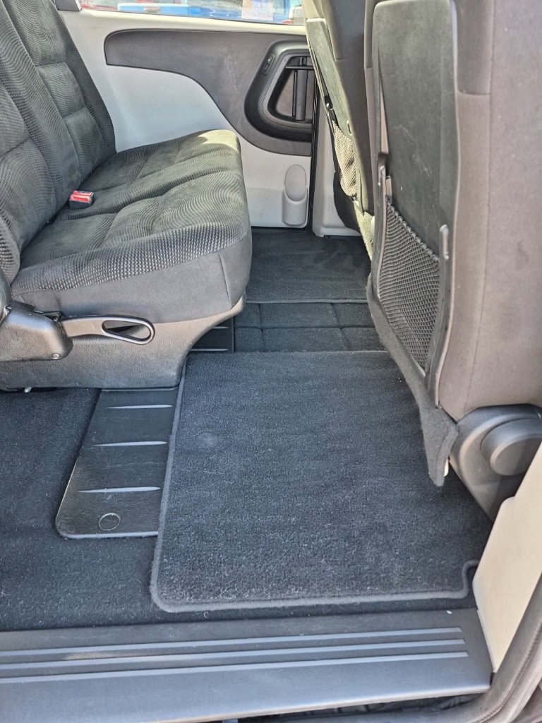 Used 2020 Dodge Grand Caravan SE w/ UConnect Hands-Free Group image 35