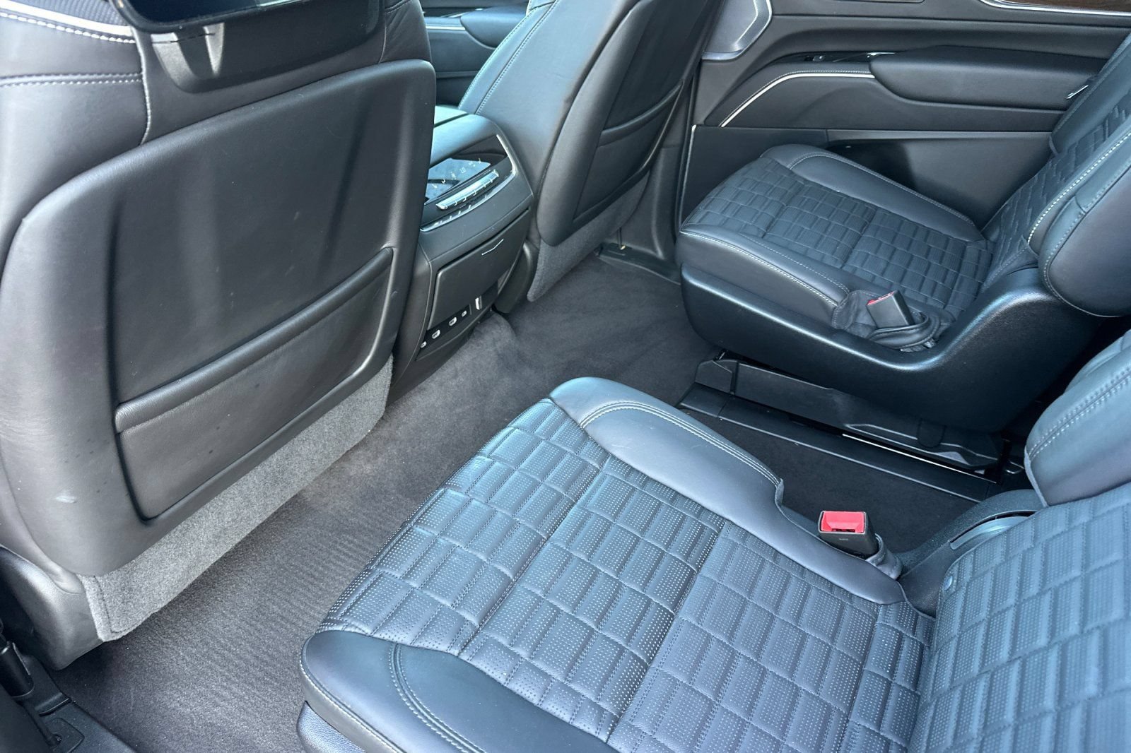 Used 2024 Cadillac Escalade Premium Luxury Platinum AWD/4WD image 14