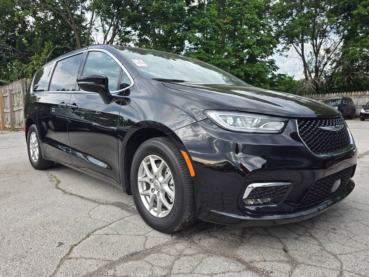 Used 2025 Chrysler Pacifica Select FWD video 1