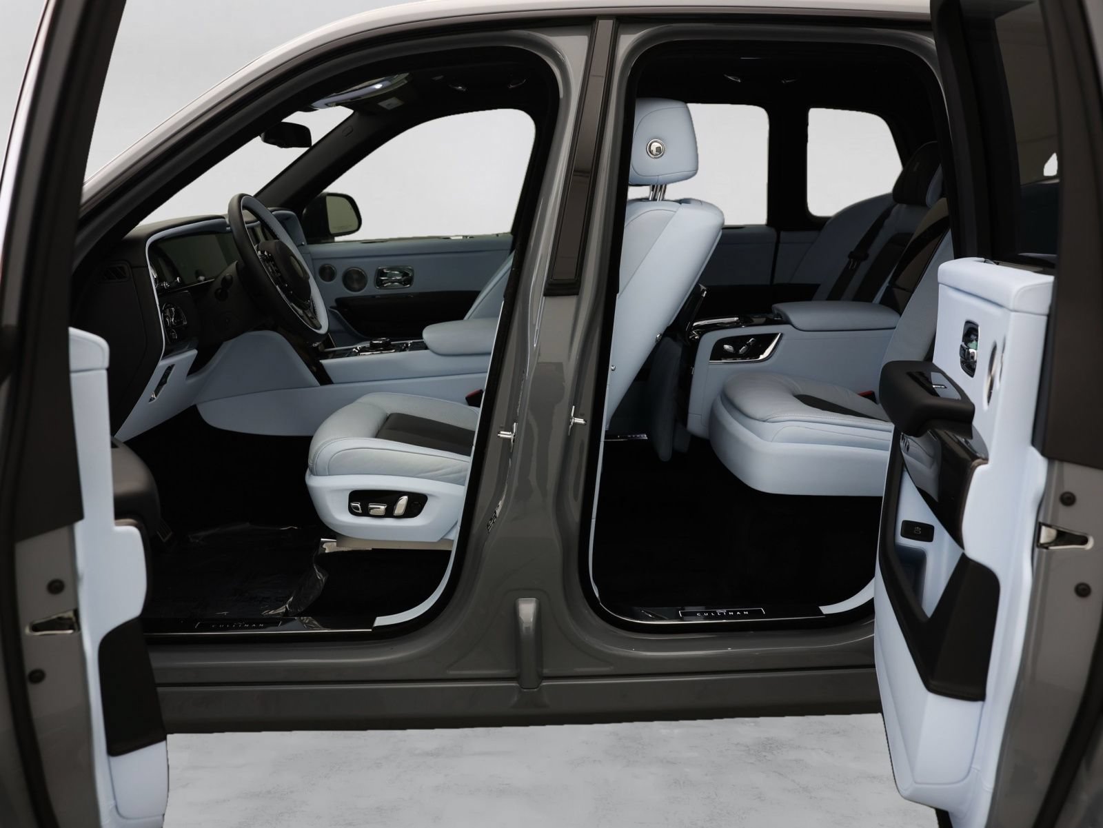 Certified 2025 Rolls-Royce Cullinan Black Badge AWD/4WD image 7