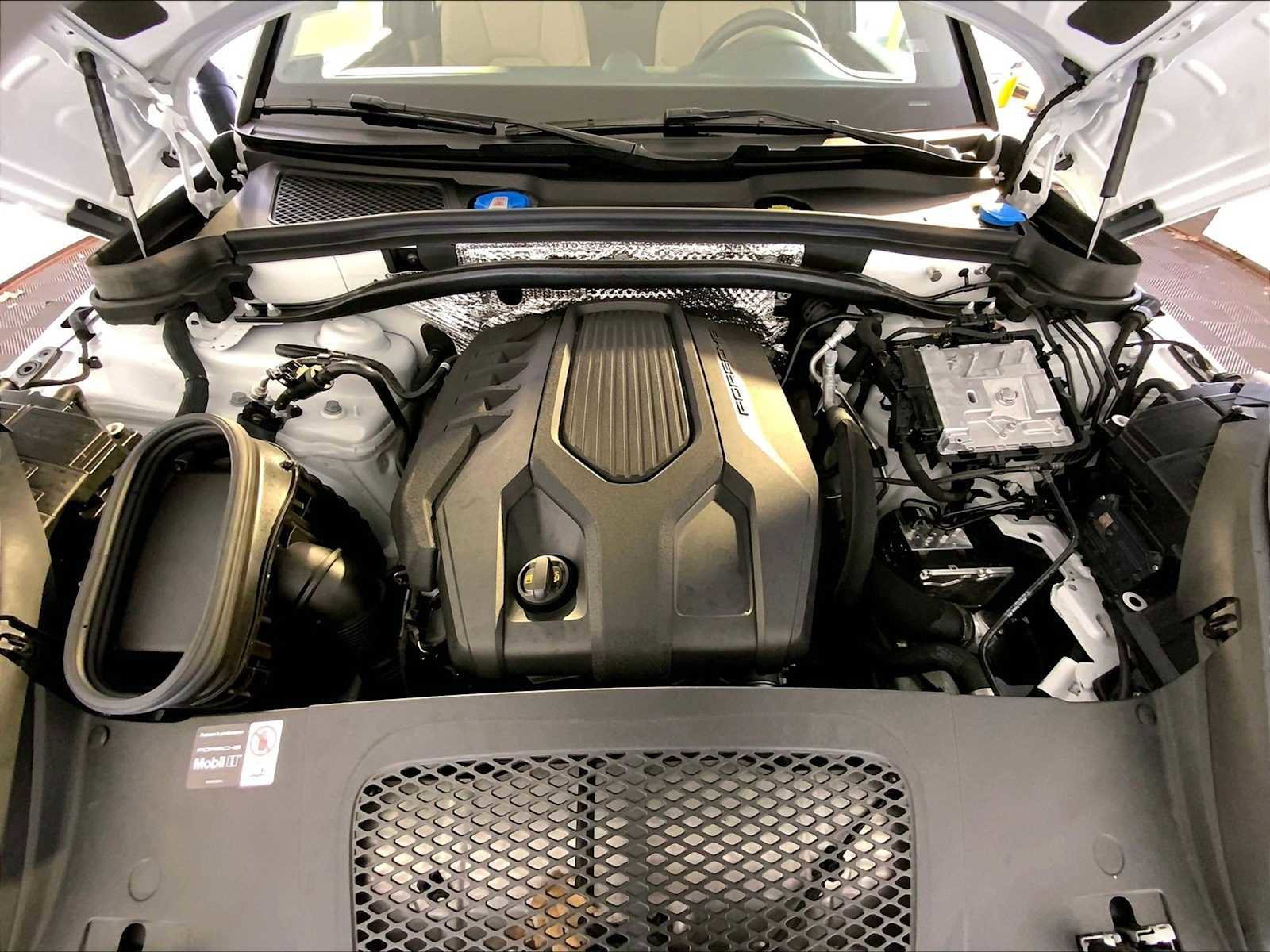 Certified 2026 Porsche Macan AWD/4WD image 32