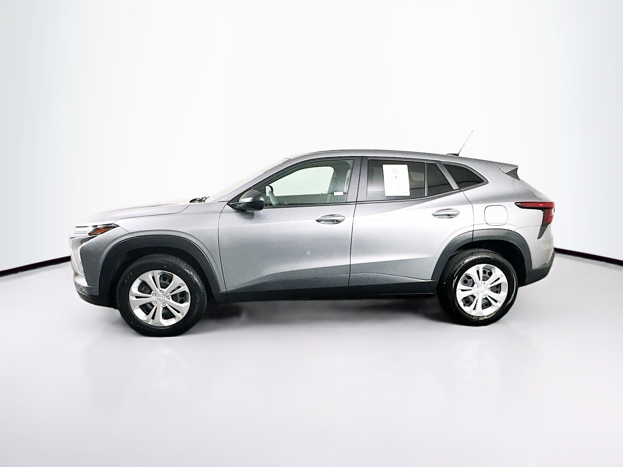 Used 2024 Chevrolet Trax LS w/ Driver Confidence Package FWD image 4