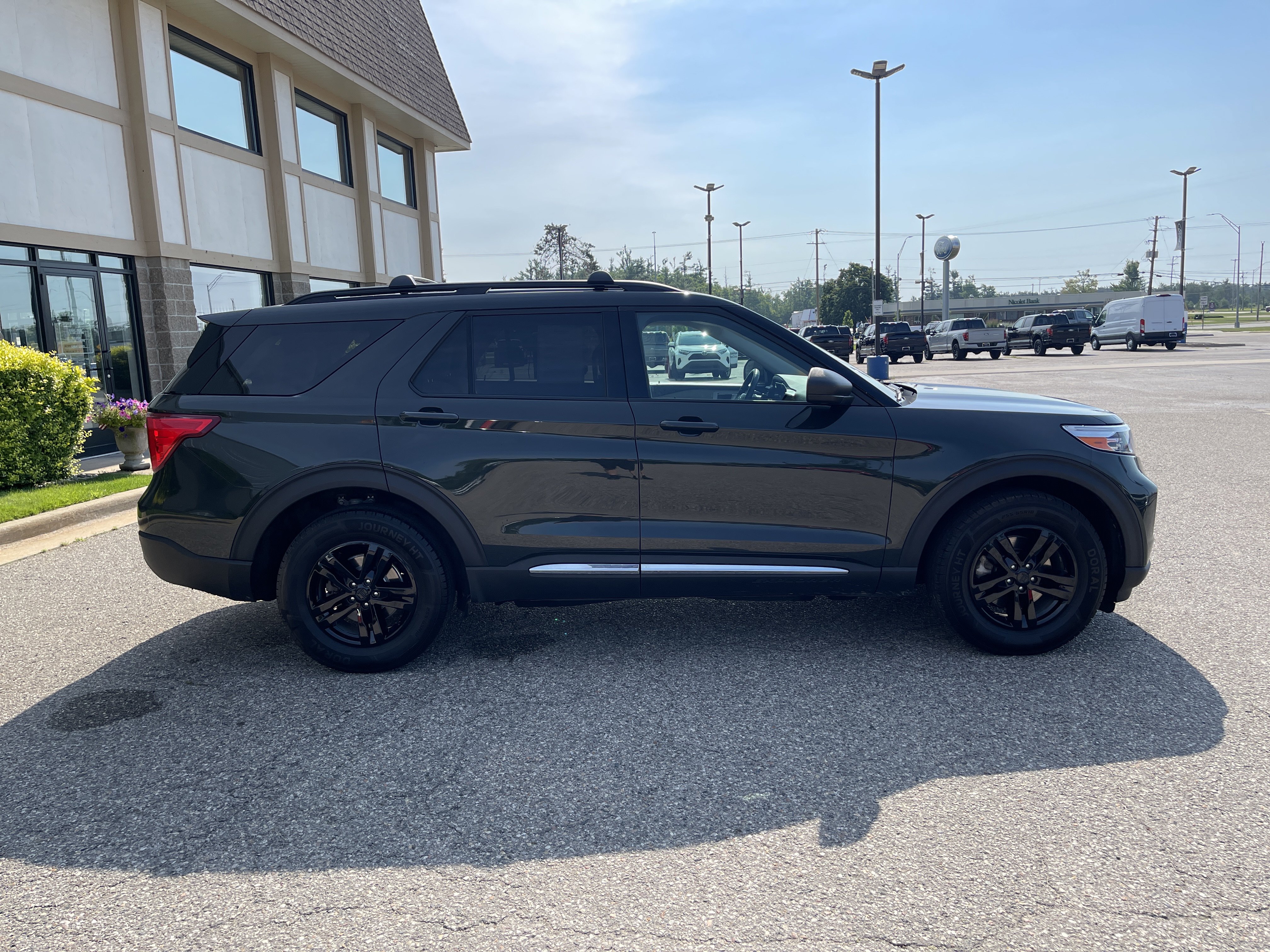 Used 2023 Ford Explorer XLT AWD/4WD image 2