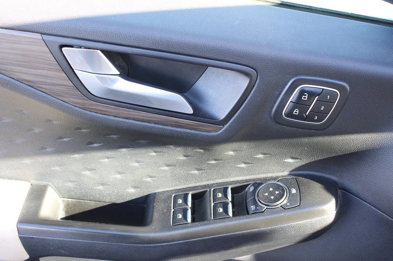 Used 2020 Ford Escape Titanium image 12