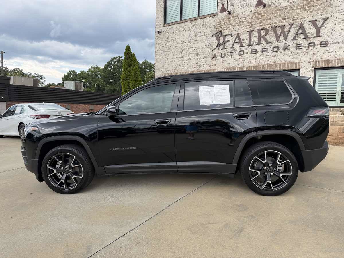 Used 2026 Jeep Cherokee Overland w/ Trailer Tow Group AWD/4WD image 9