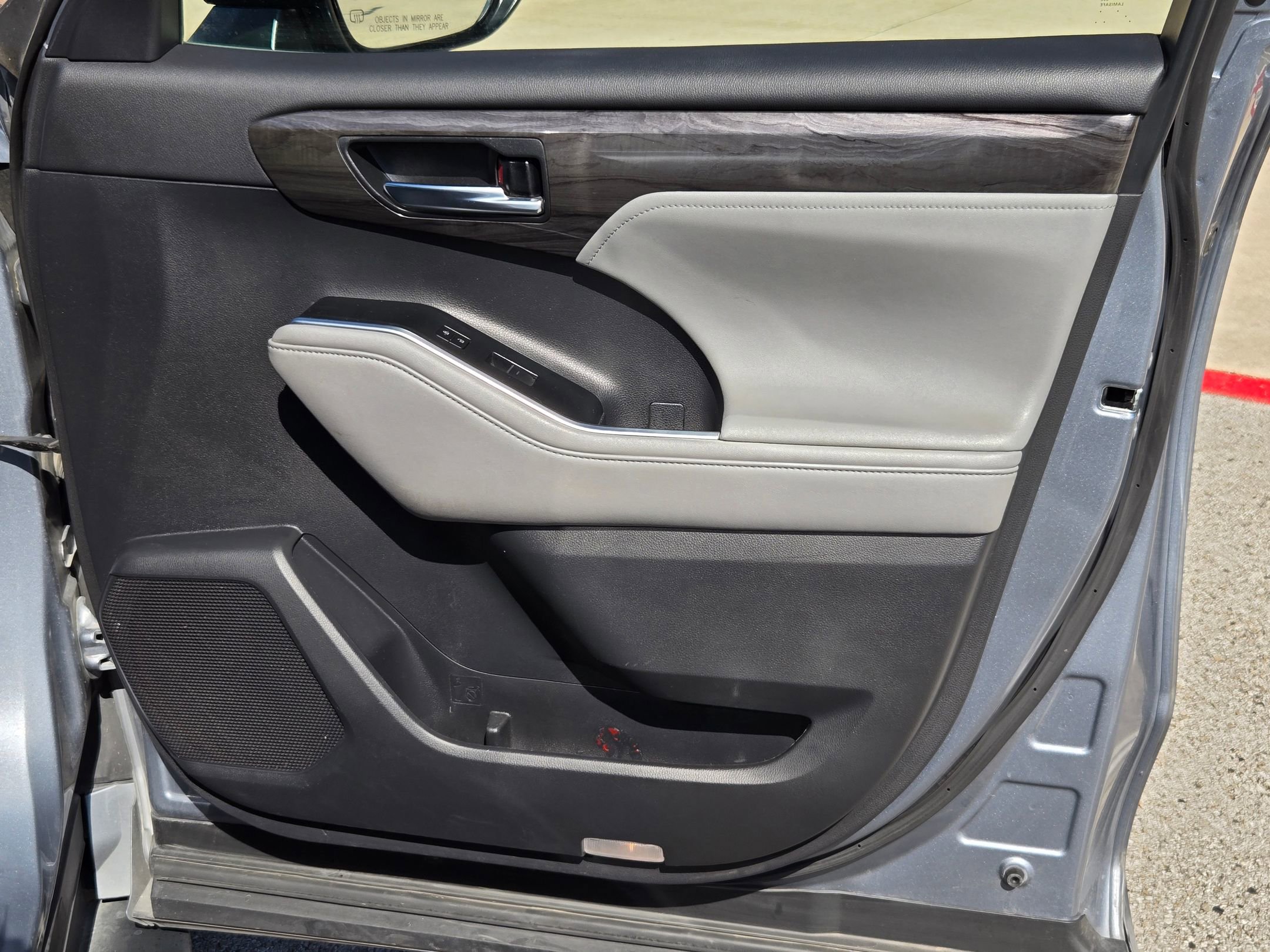 Used 2020 Toyota Highlander Limited FWD image 28