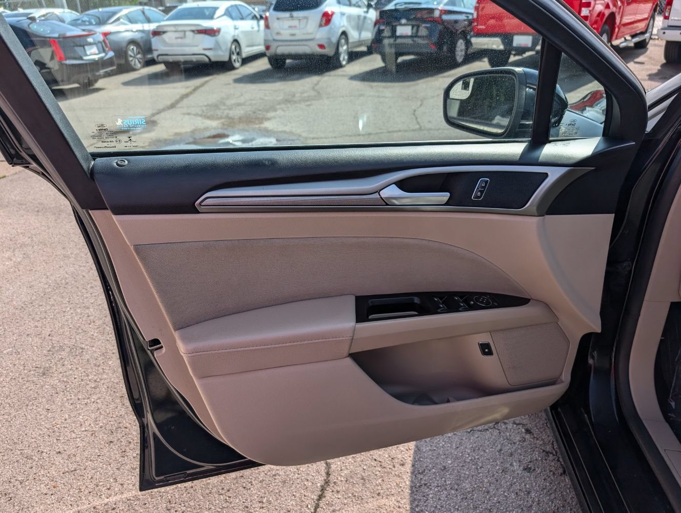 Used 2017 Ford Fusion SE FWD image 10