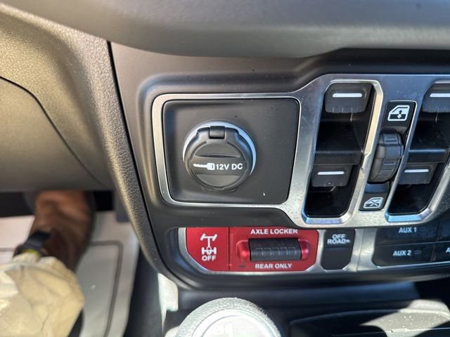 Used 2025 Jeep Gladiator Mojave w/ Convenience Group AWD/4WD image 44