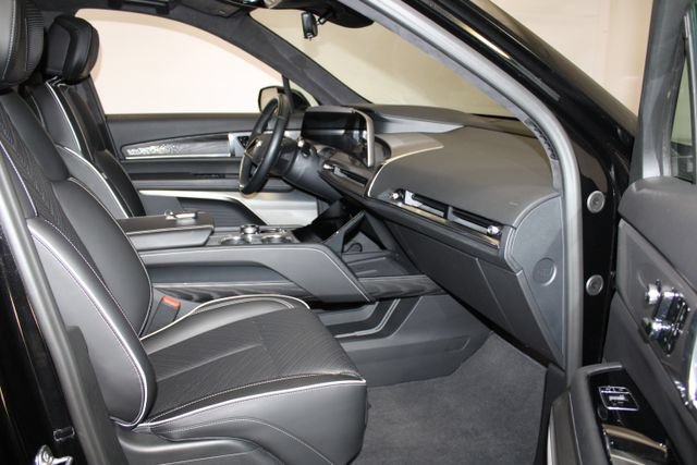 Used 2026 Cadillac Vistiq Platinum w/ LPO, Floor Liner Package AWD/4WD image 15
