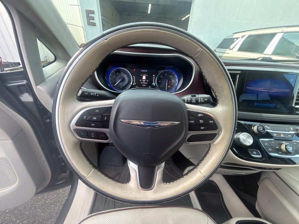 Used 2017 Chrysler Pacifica Limited w/ Tire & Wheel Group FWD image 13