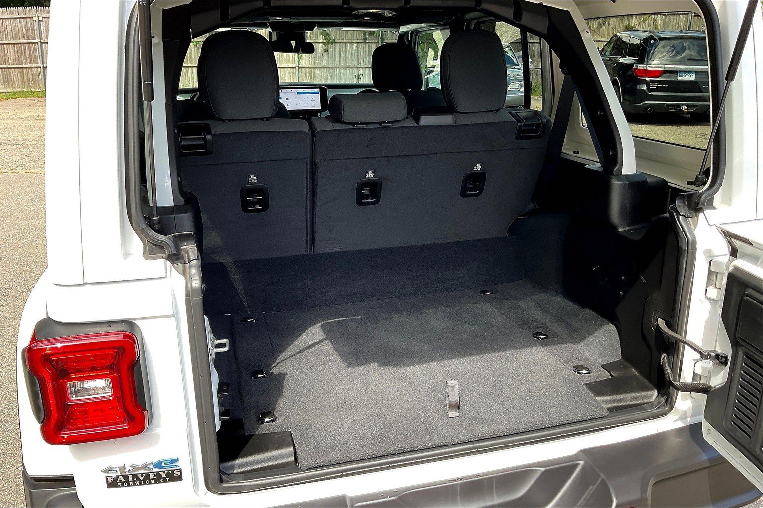 Used 2024 Jeep Wrangler Sahara image 30